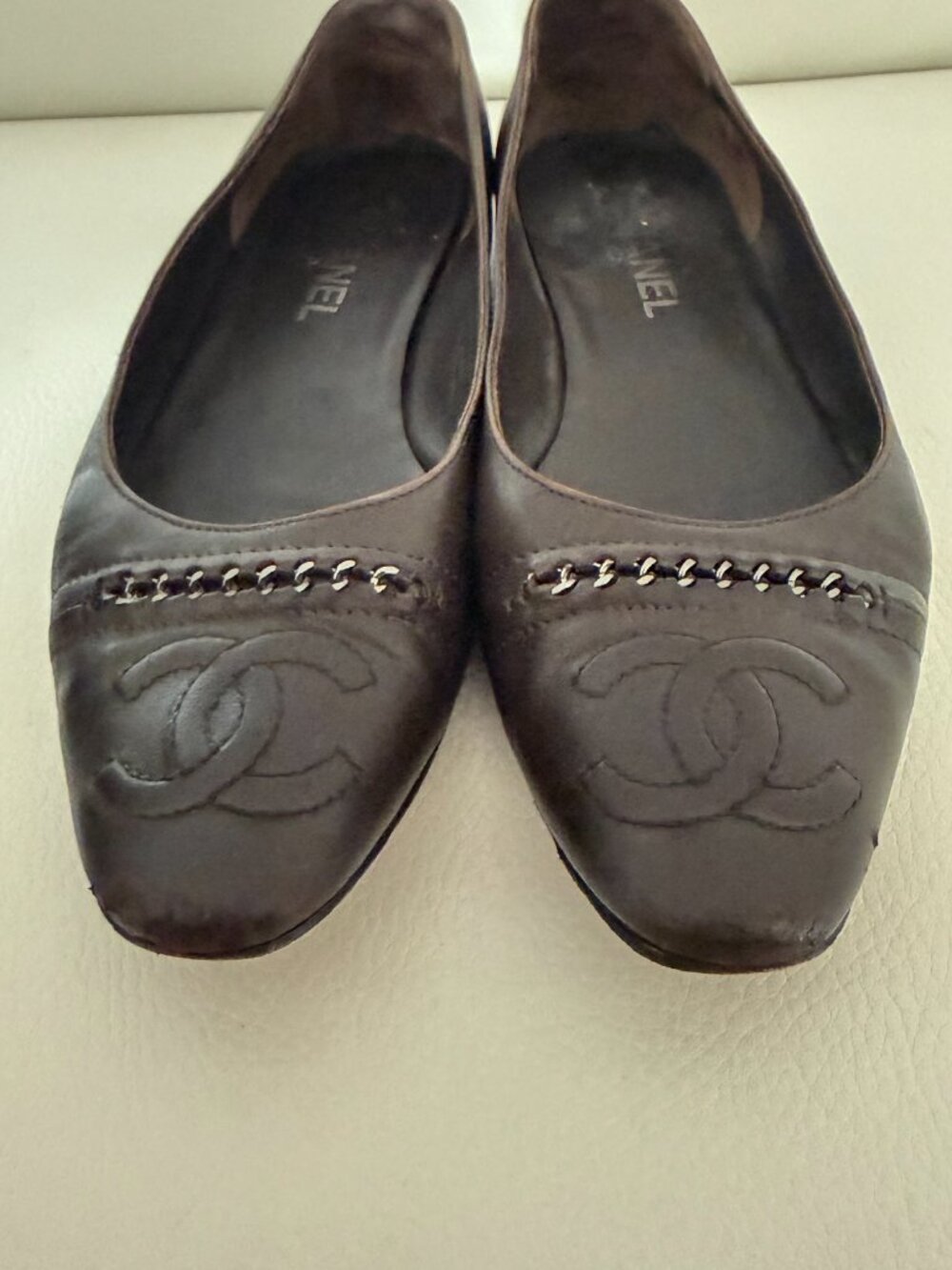 AUTH CHANEL BROWN LEATHER CC LOGO CHAIN TRIM ALMOND TOE BALLET FLATS SHOES 42 - Picture 4 of 7